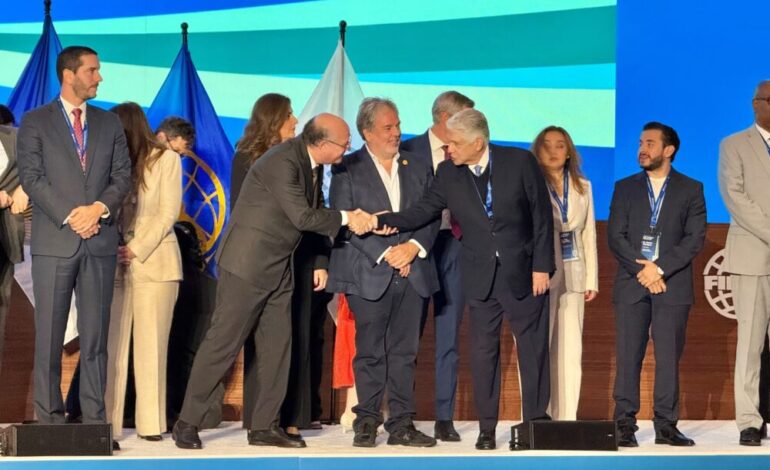Eduardo Estrella destaca inversión en infraestructura y puentes resilientes en foro del BID