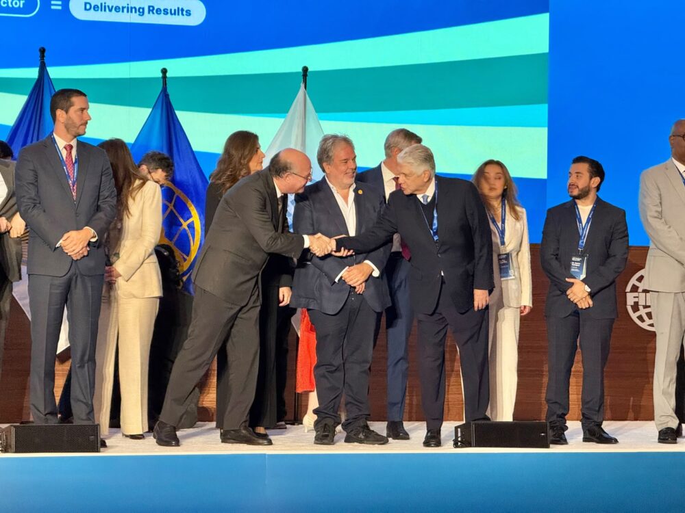 Eduardo Estrella destaca inversión en infraestructura y puentes resilientes en foro del BID