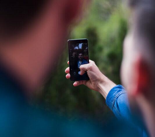 ESET explica cómo detectar si alguien podría estar espiando la cámara del celular