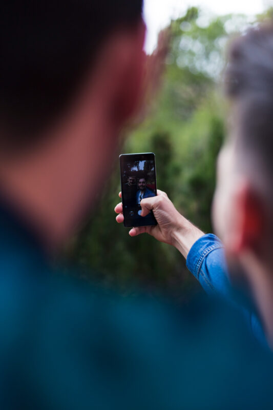 ESET explica cómo detectar si alguien podría estar espiando la cámara del celular