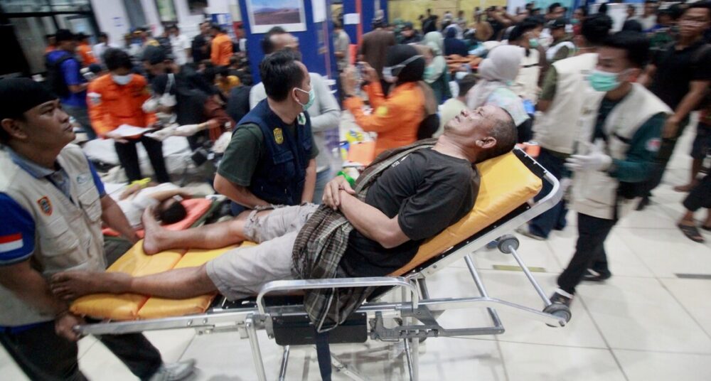 Naufragio en Indonesia deja seis muertos y 130 desaparecidos
