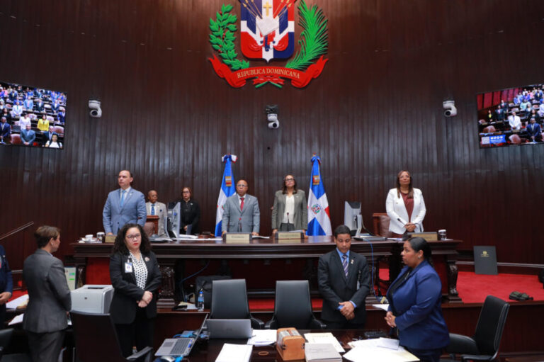 Diputados aprueban educación moral y cívica obligatoria