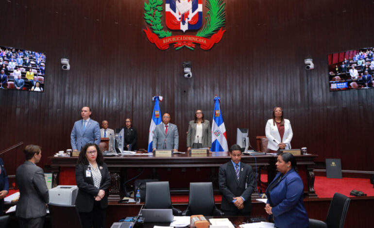 Diputados aprueban educación moral y cívica obligatoria