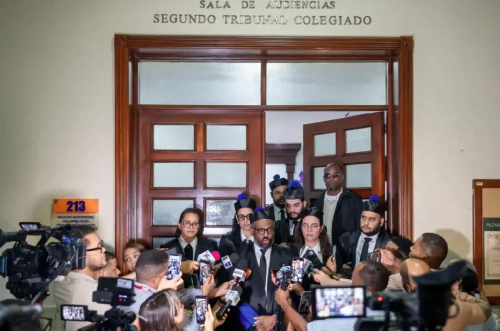 “Camacho lanza alerta a médicos por sus códigos profesionales”.