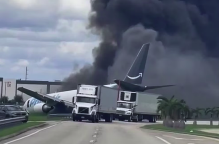 Avión de carga se sale de pista y se incendia en el Aeropuerto de Miami