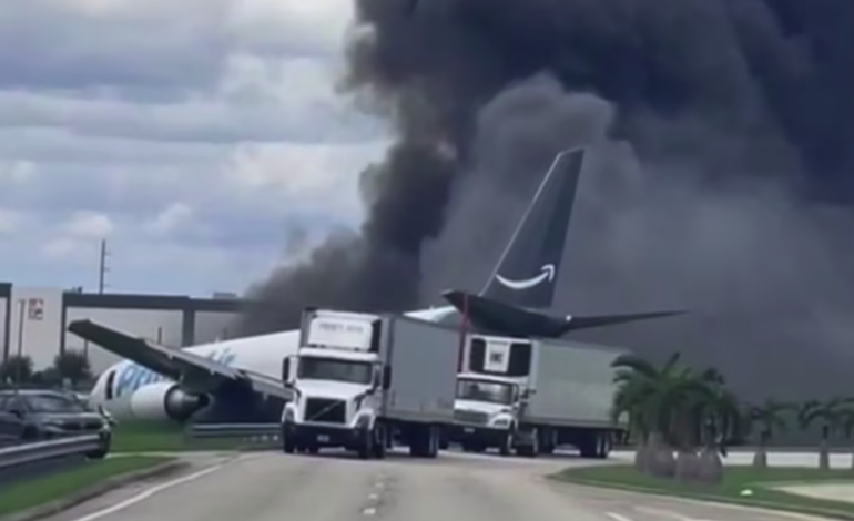 Avión de carga se sale de pista y se incendia en el Aeropuerto de Miami