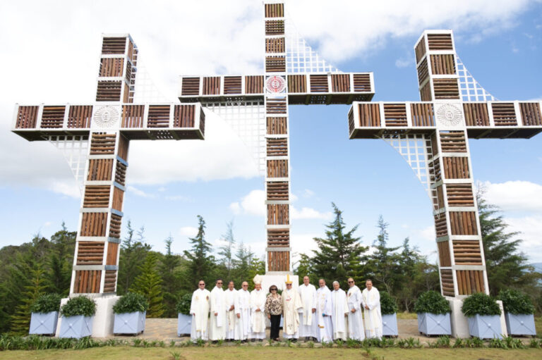 Bendicen Santuario de Las Tres Cruces en Cerro Angola
