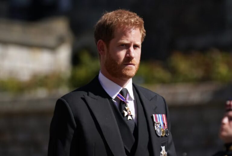 Príncipe Harry reaparece en Reino Unido sin Meghan y se reúne con veteranos militares
