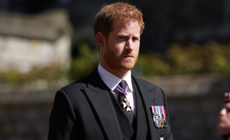Príncipe Harry reaparece en Reino Unido sin Meghan y se reúne con veteranos militares