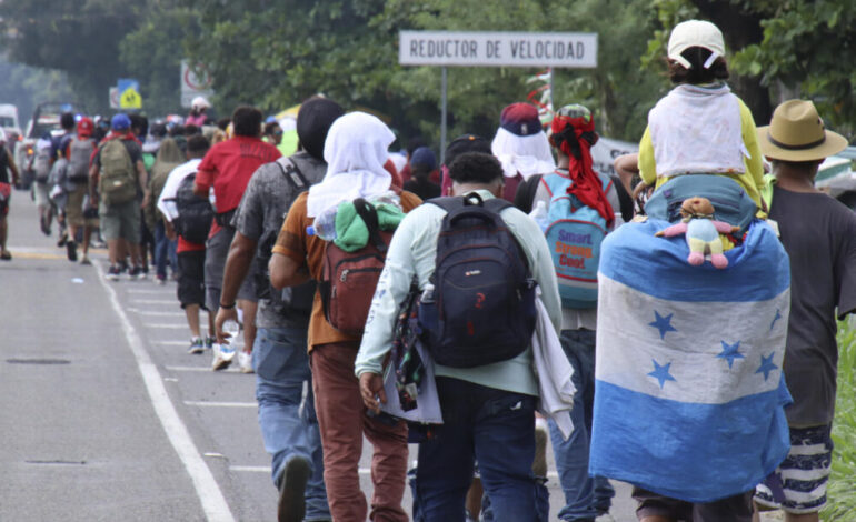 Más de 600 migrantes desafían la lluvia y retoman camino hacia EE. UU.