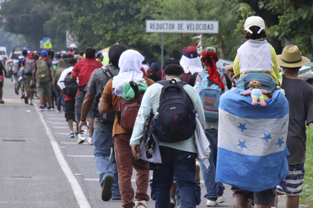 Más de 600 migrantes desafían la lluvia y retoman camino hacia EE. UU.