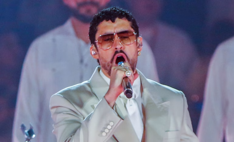 Bad Bunny gana su primer Emmy por el show del Super Bowl