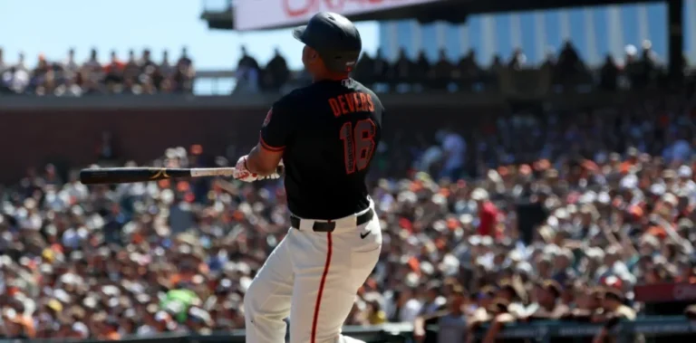 Rafael Devers termina su temporada con los Giants y queda a la espera de una posible cirugía