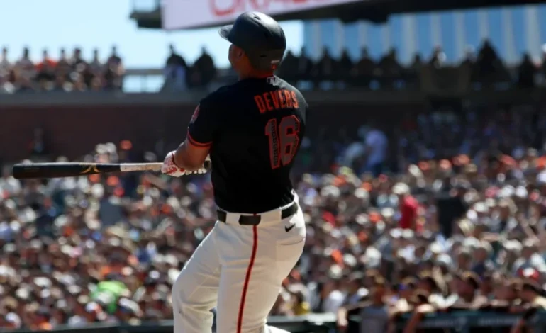 Rafael Devers termina su temporada con los Giants y queda a la espera de una posible cirugía