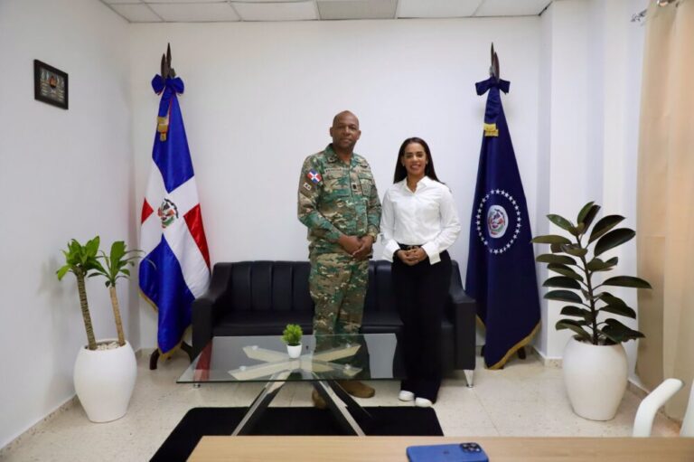 Betty Gerónimo realiza visita de cortesía al comandante de la Base Naval