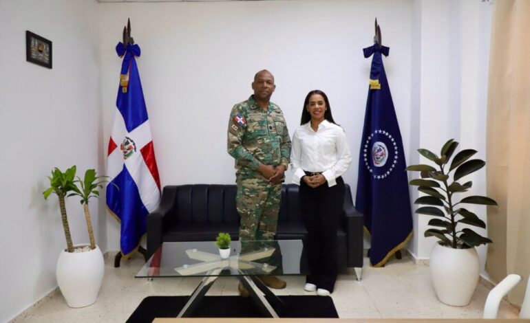 Betty Gerónimo realiza visita de cortesía al comandante de la Base Naval