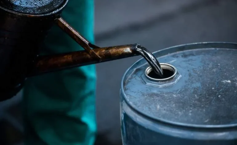 Petróleo se dispara a US$104 por la crisis en el mar Rojo y el temor a una nueva escalada