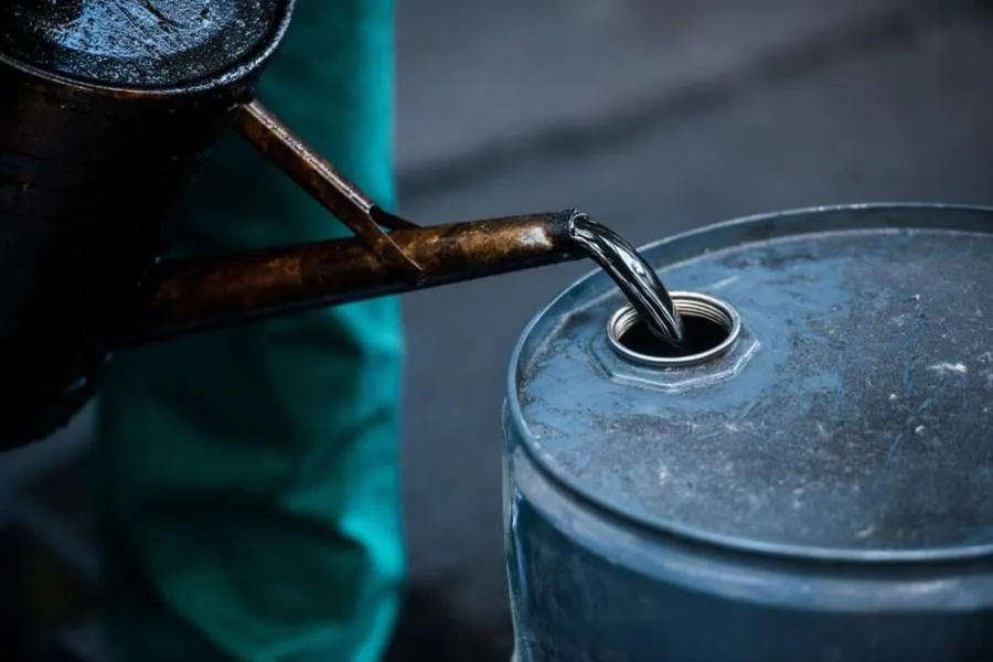 Petróleo se dispara a US$104 por la crisis en el mar Rojo y el temor a una nueva escalada