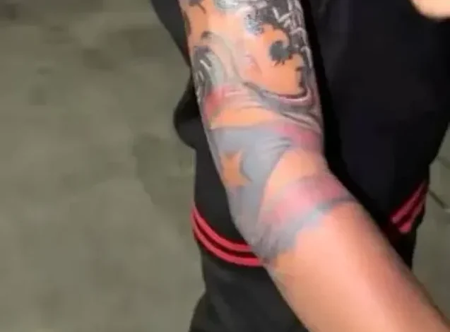 Un tatuaje enciende las redes mientras el país enfrenta problemas mayores