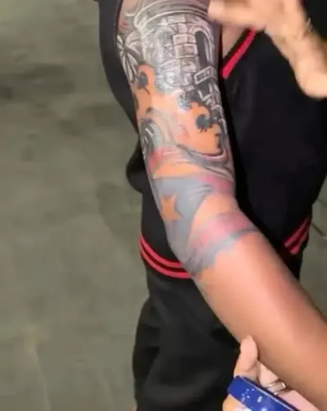 Un tatuaje enciende las redes mientras el país enfrenta problemas mayores
