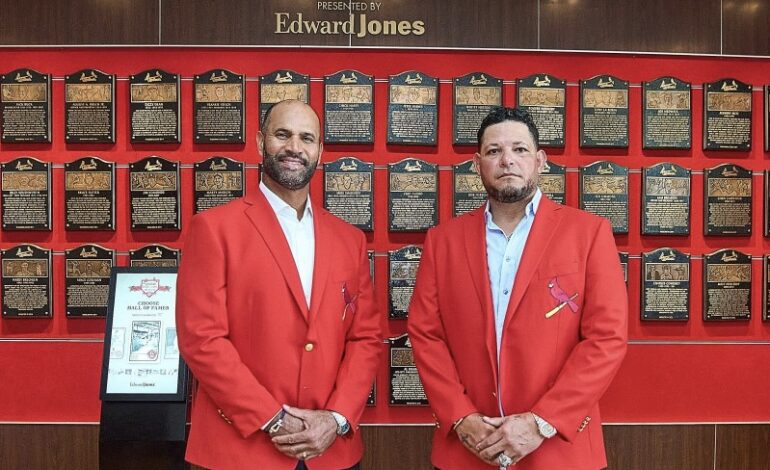 Pujols y Molina reciben homenaje histórico y entran al Salón de la Fama de los Cardenales