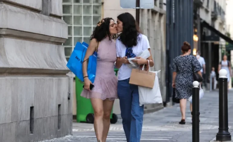 Rosalía y Loli Bahía encienden rumores tras aparecer juntas en París