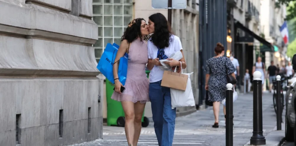 Rosalía y Loli Bahía encienden rumores tras aparecer juntas en París