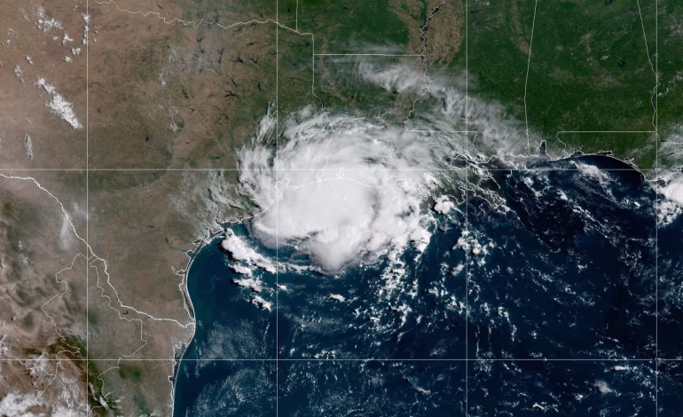 Edouard toca tierra entre Texas y Luisiana