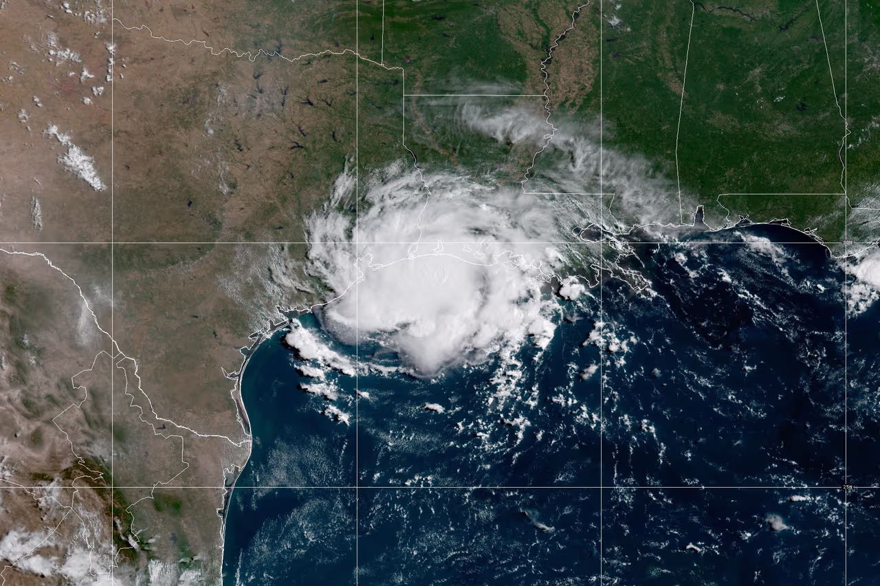 Edouard toca tierra entre Texas y Luisiana