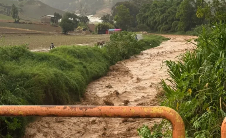 Lluvias en RD dejan 30 comunidades incomunicadas y dañan un puente