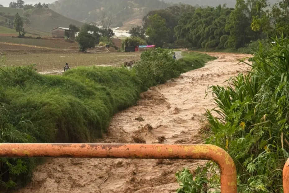 Lluvias en RD dejan 30 comunidades incomunicadas y dañan un puente