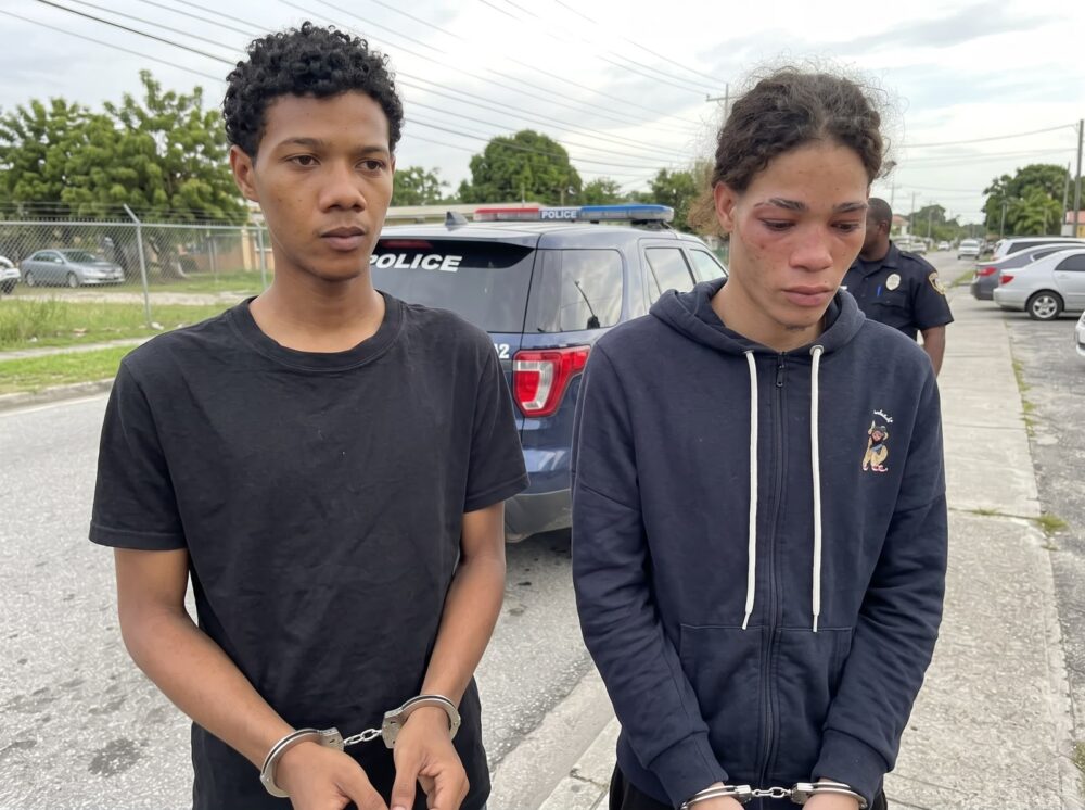 Villa Juana: se entregan en Baní dos jóvenes por asalto a joyería