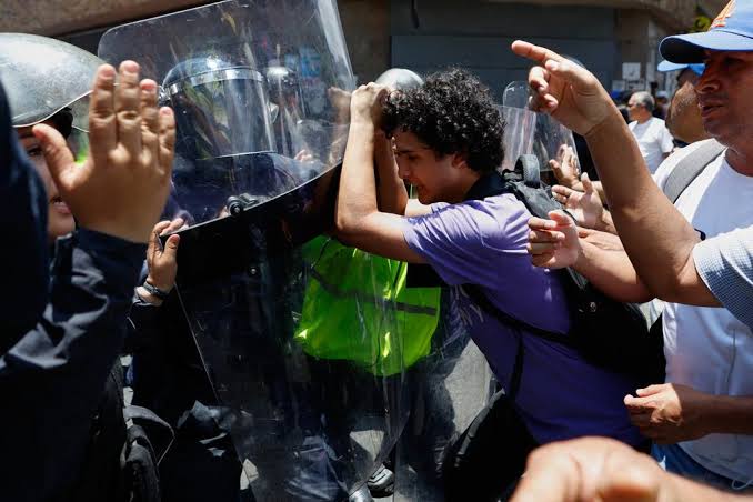 Protestas salariales en Venezuela podrían intensificarse tras bloqueo a trabajadores