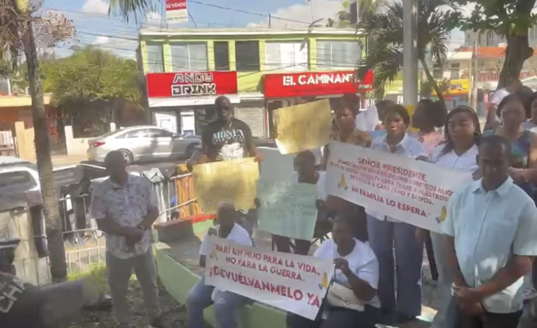 “Queremos respuestas”: familias marchan por dominicanos en Rusia