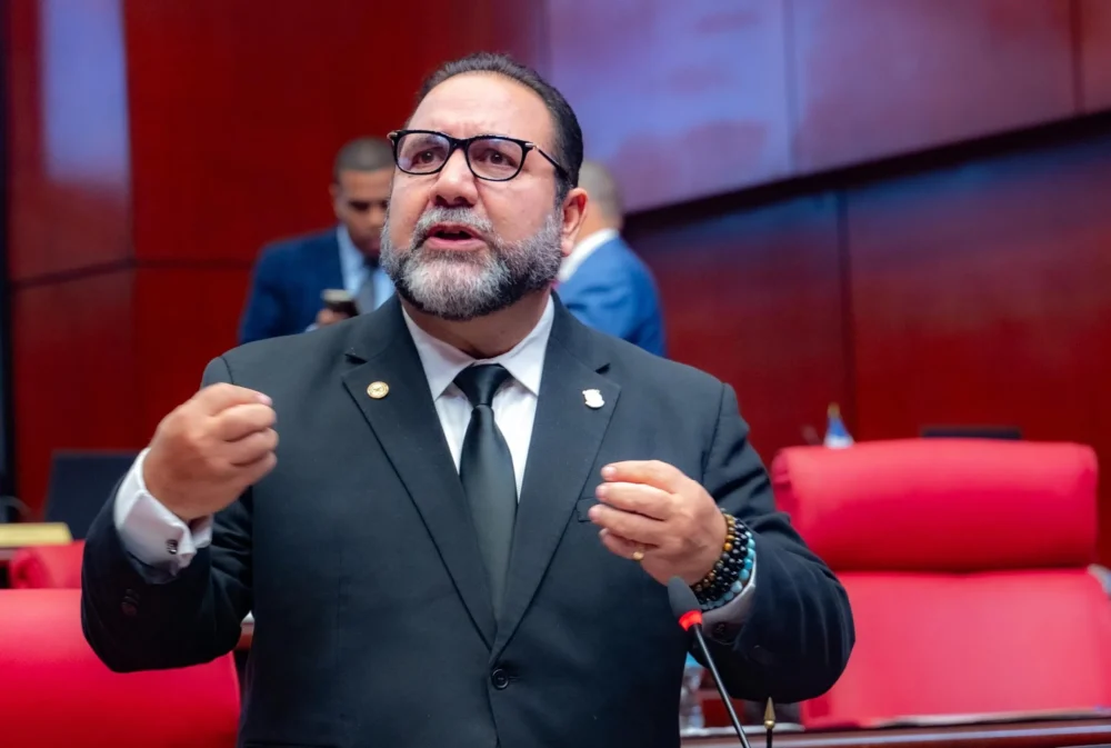 Genao respalda salida de su hijo del PRSC, pero seguirá reformista