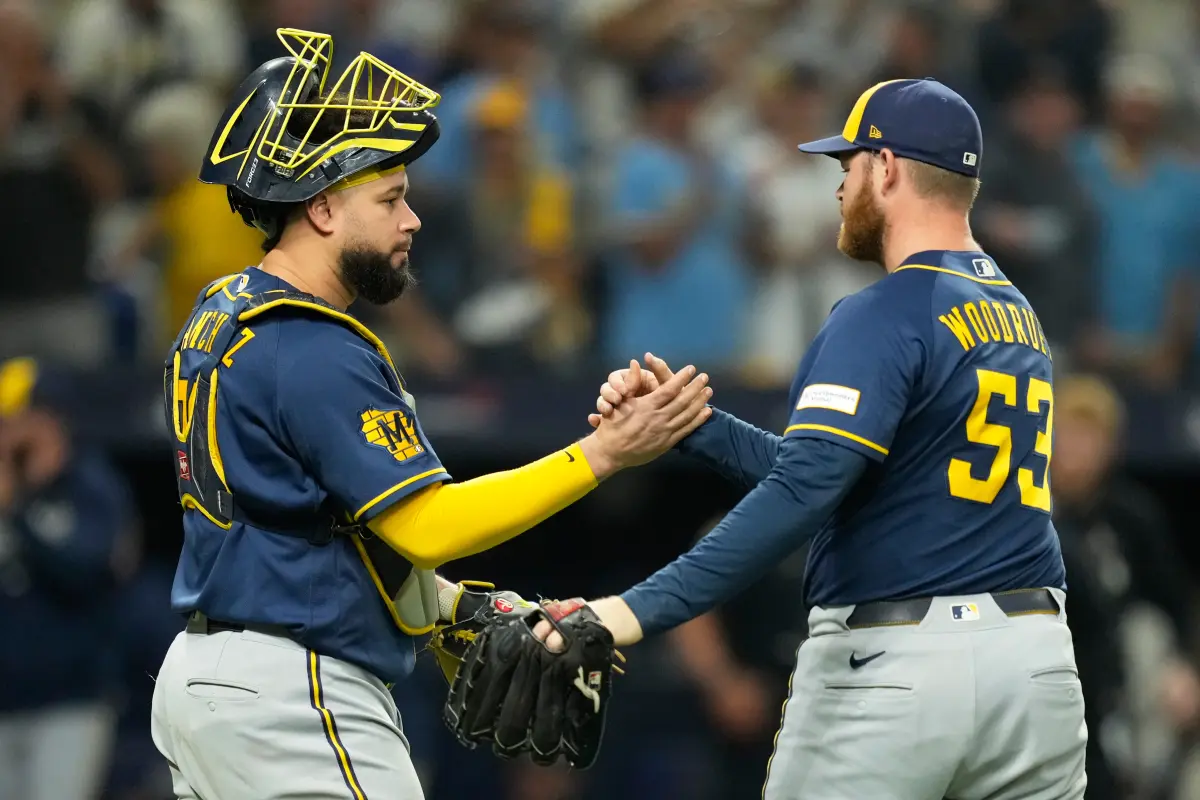 Brewers aplastan 10-1 a los Rays y quedan a un triunfo del título