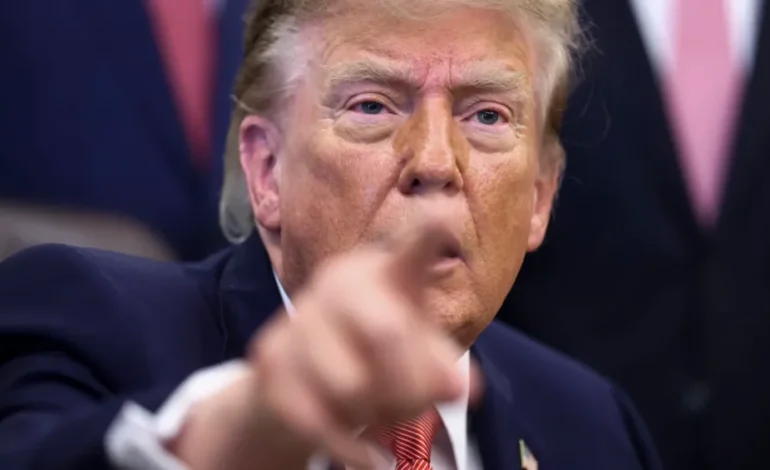 Trump arremete contra periodista y le advierte: “Más te vale tener cuidado”