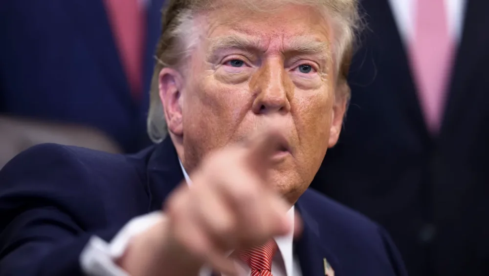 Trump arremete contra periodista y le advierte: “Más te vale tener cuidado”