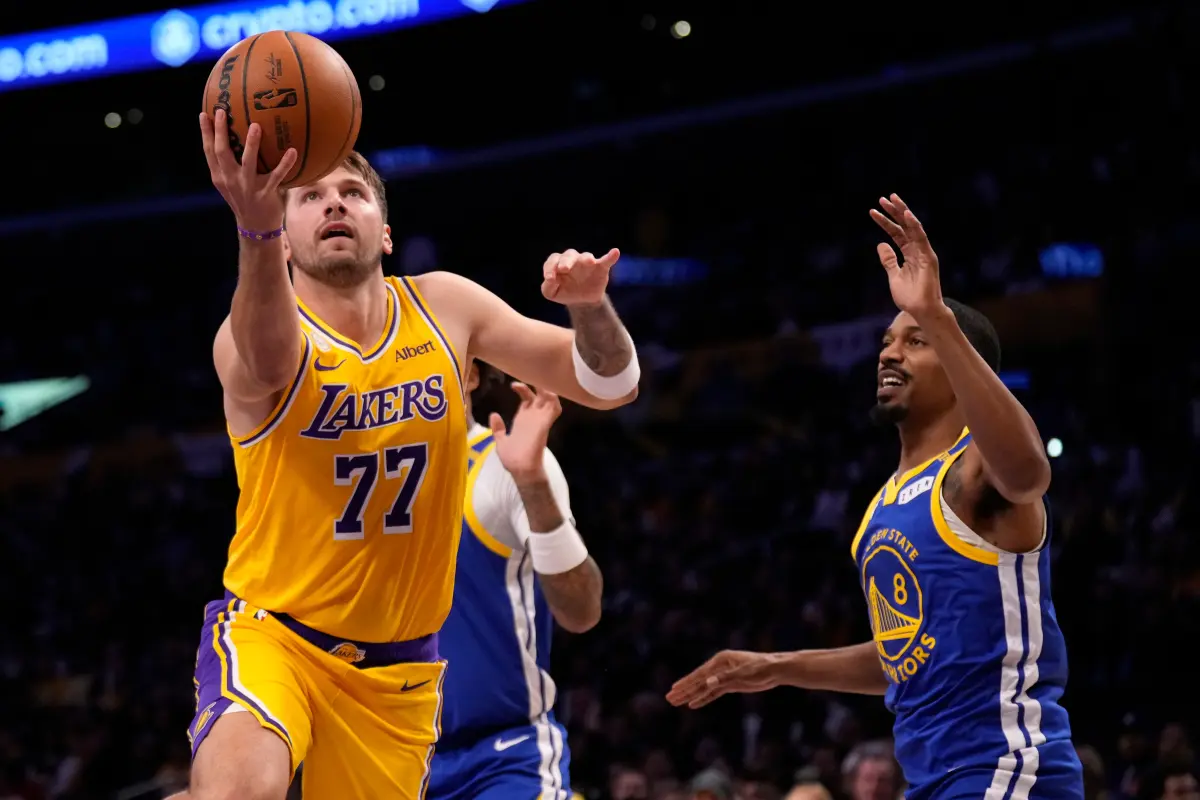 NBA: Lakers brillan ante Warriors y Raptors aplastan a Chicago