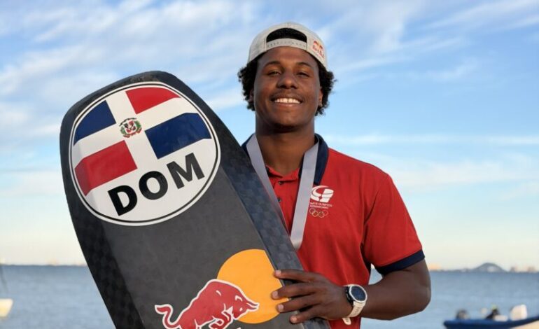 Deury Corniel gana plata en el Surfari Mar Menor 2026 en España