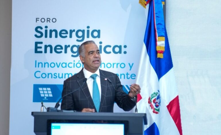 Joel Santos llama a impulsar la eficiencia energética y la digitalización del sistema eléctrico