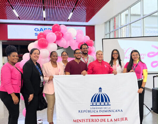 Ministerio de la Mujer y clínica oncológica promueven prevención del cáncer de mama en Santiago