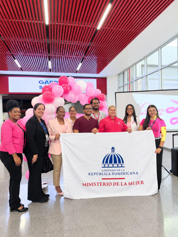 Ministerio de la Mujer y clínica oncológica promueven prevención del cáncer de mama en Santiago