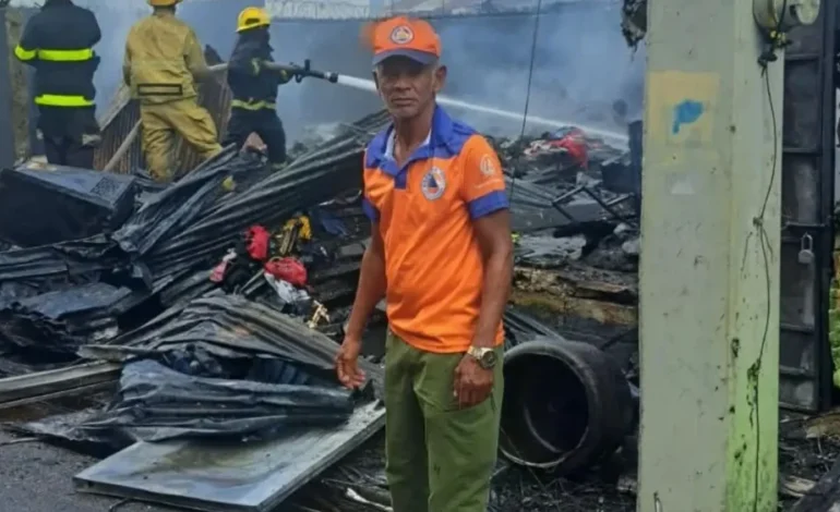 Incendio destruye al menos cinco viviendas en Pueblo Nuevo, Santiago