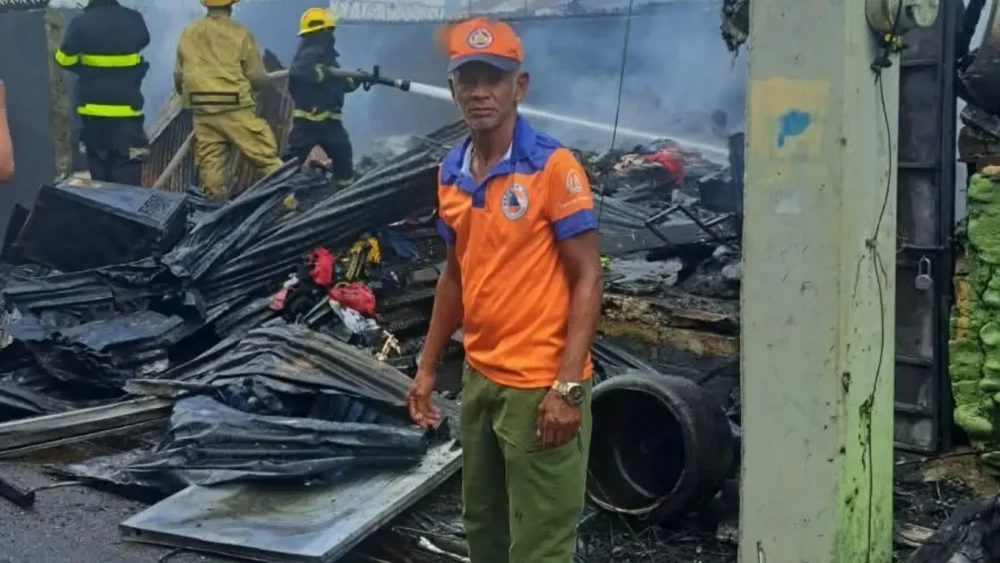 Incendio destruye al menos cinco viviendas en Pueblo Nuevo, Santiago
