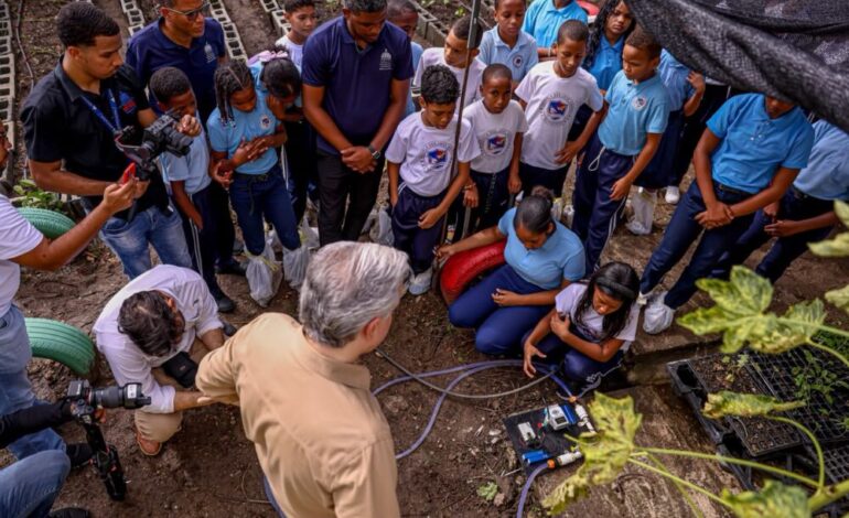 Estudiantes dominicanos crean huerto inteligente y robot para recuperar áreas degradadas