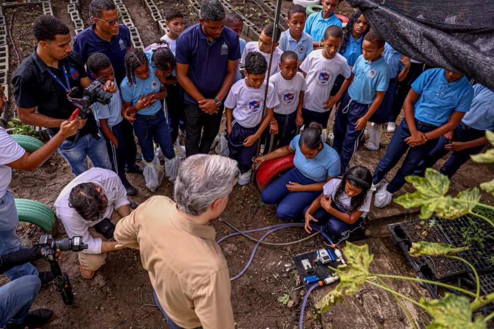 Estudiantes dominicanos crean huerto inteligente y robot para recuperar áreas degradadas