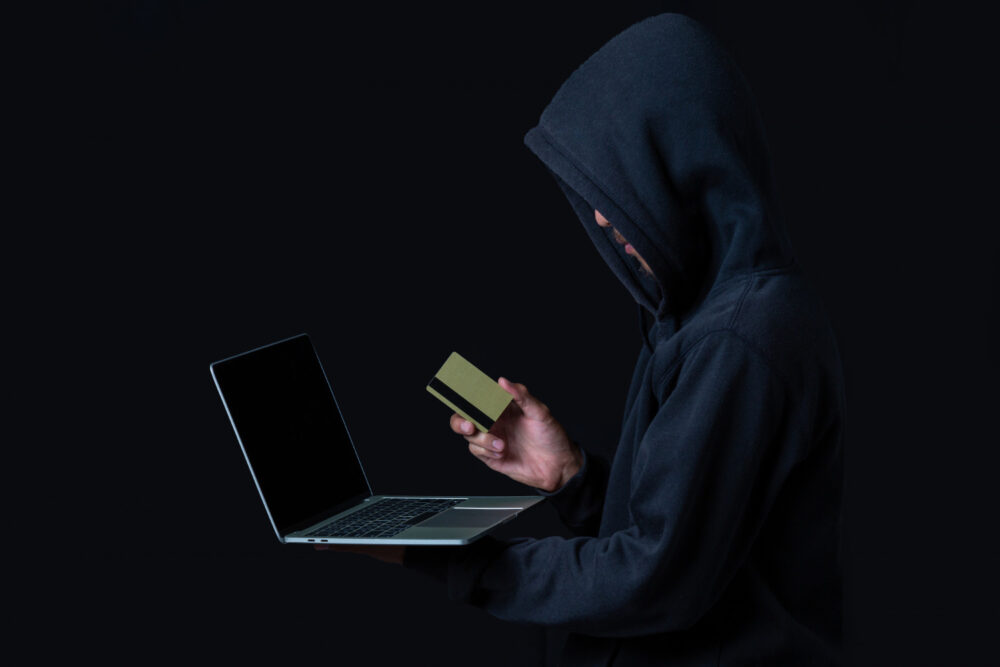 ESET alerta sobre estafa de inversiones con inteligencia artificial que suplanta a medios y empresas financieras