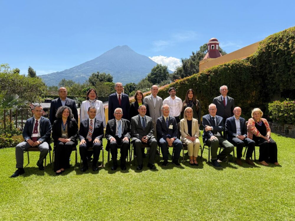 Universidad del País Vasco reconoce a Franklin García Fermín por sus aportes a la cooperación universitaria