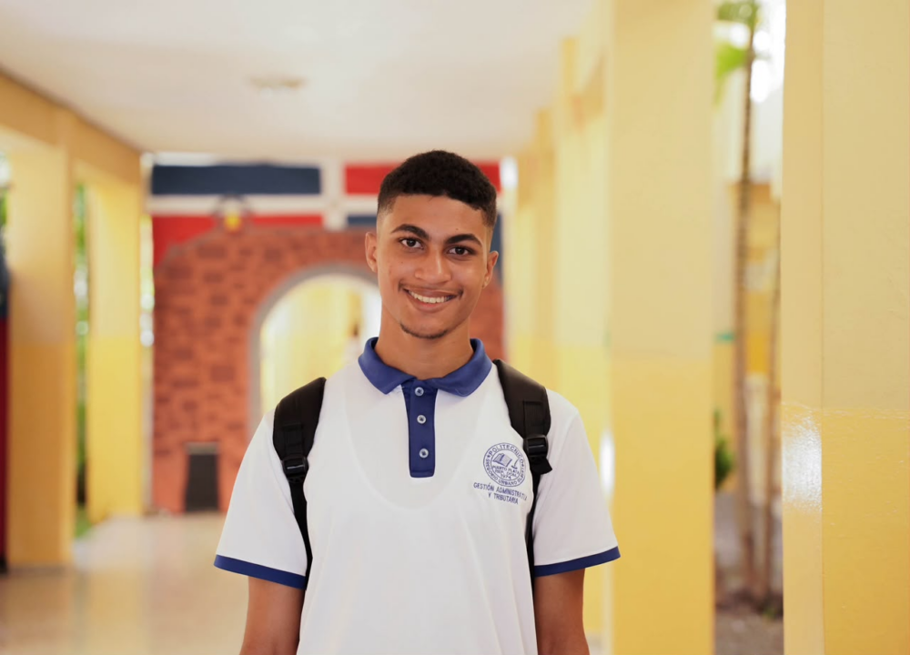 Educación reconoce a estudiante medallista de Matemáticas y niña promotora de la paz